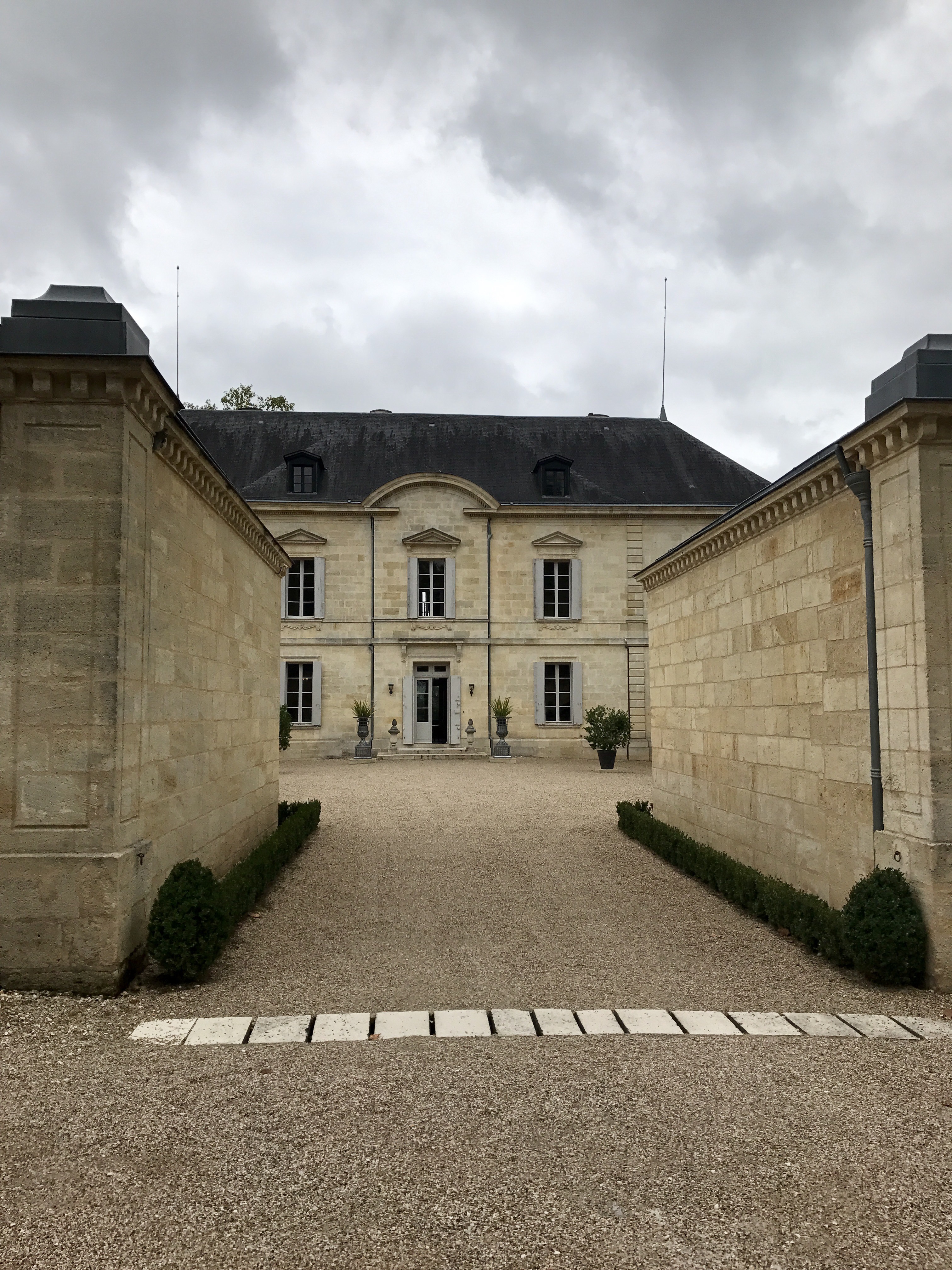Château Siaurac across its gravel forecourt and clipped hedges